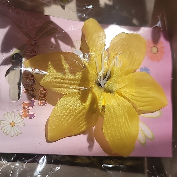 NWOT LOT of 5 Lighting flower brooches. - Picture 4 of 12